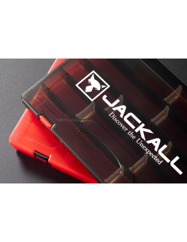 Cutie pentru Naluci Jackall 2800D Tackle M, Culoare Clear Red, 27.5x18.5x3.9cm